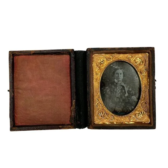 Antique Daguerreotype Photograph 1/9th Plate Victorian Woman Book Leather Case - Picture 2 of 14